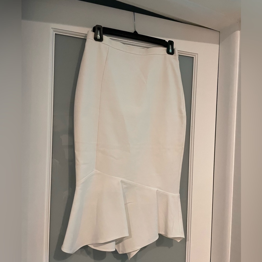 Marciano size 6, white pencil skirt